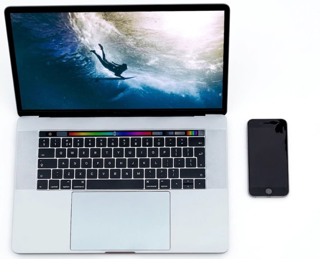 Laptop y teléfono